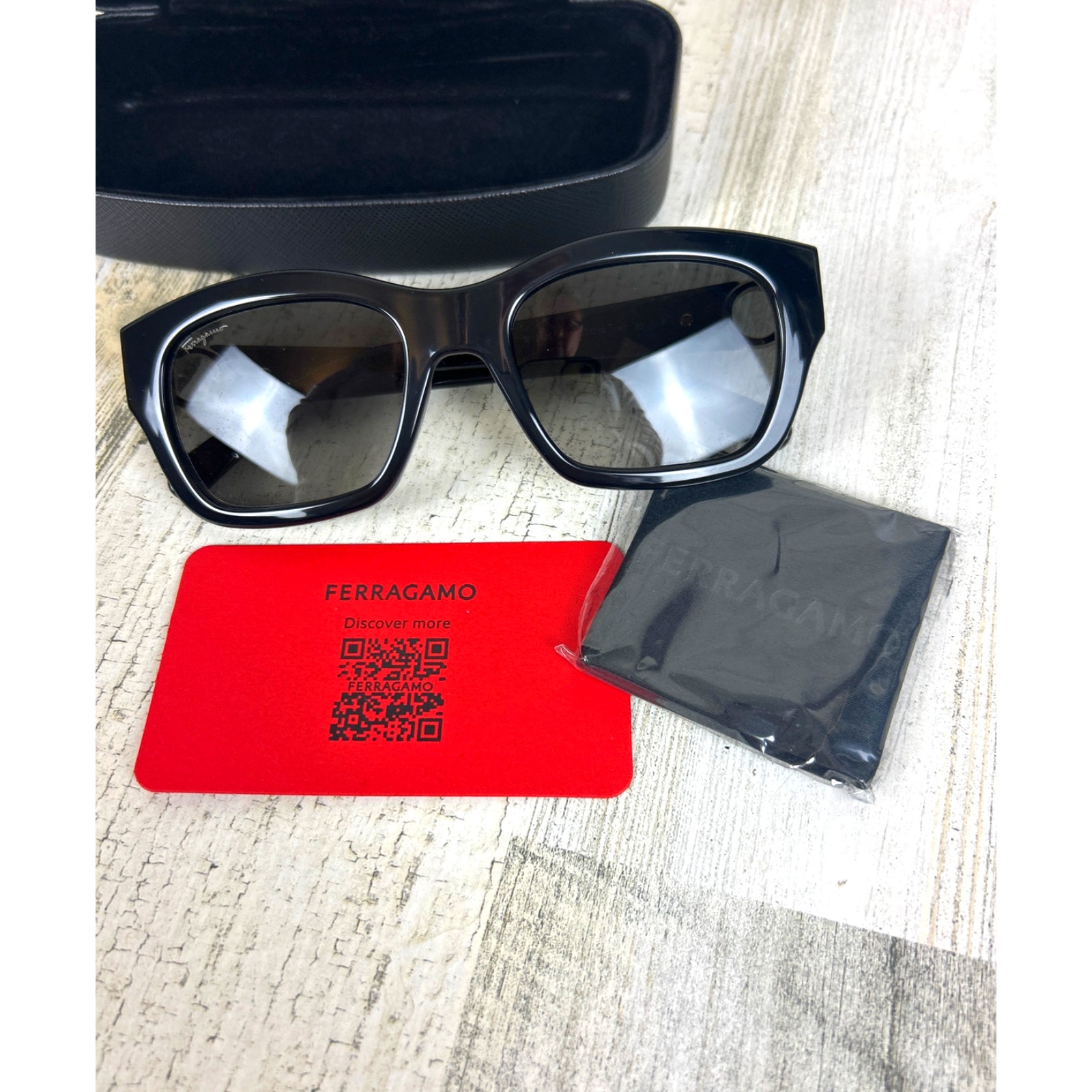 Salvatore Ferragamo Women’s Sf1012s Black Oversized Designer Sunglasses Nwt
